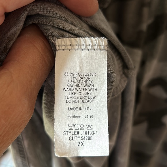 Camo jumper with 2 side pockets, key hole on back, rolled sleeves. NWOT. SS - Picture 7 of 8